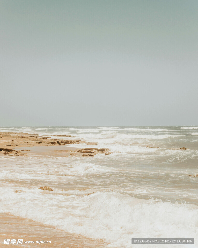 海边沙滩海浪风景图