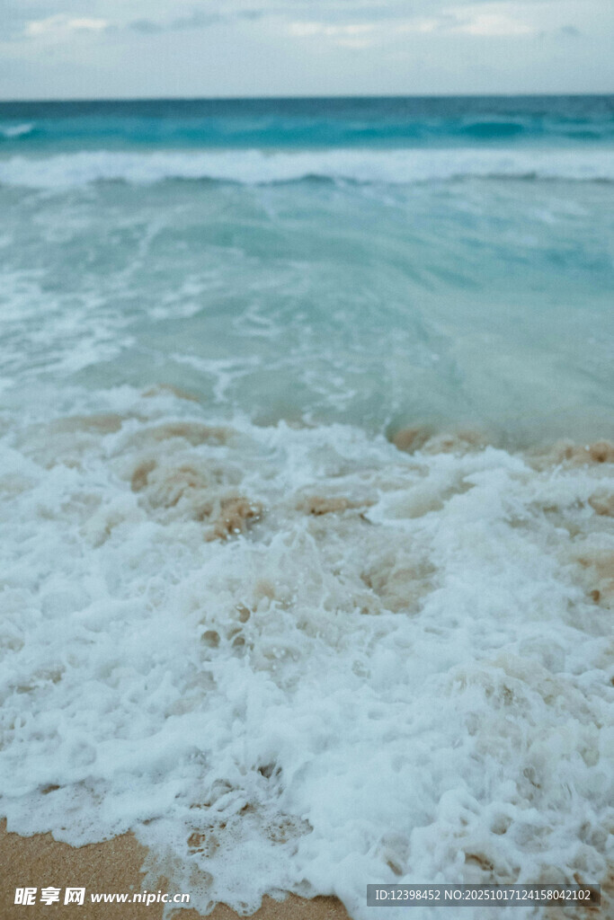 海浪拍打沙滩的美丽瞬间