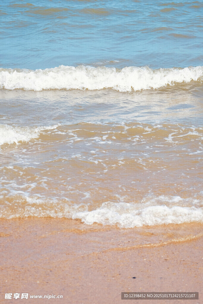 海边沙滩上的白色浪花