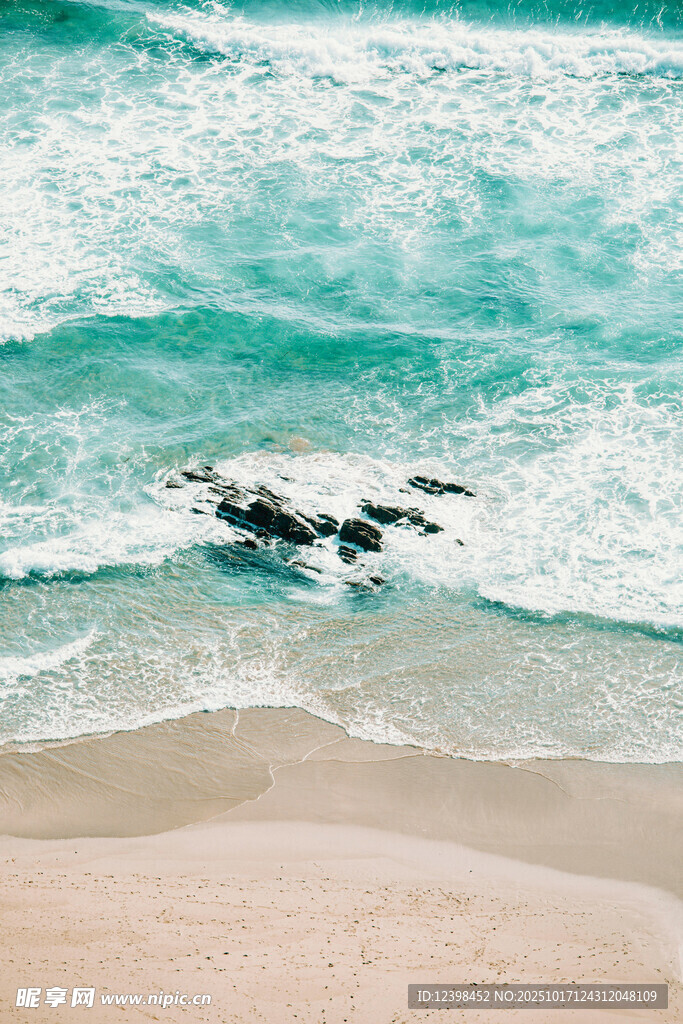 海浪中的冲浪者