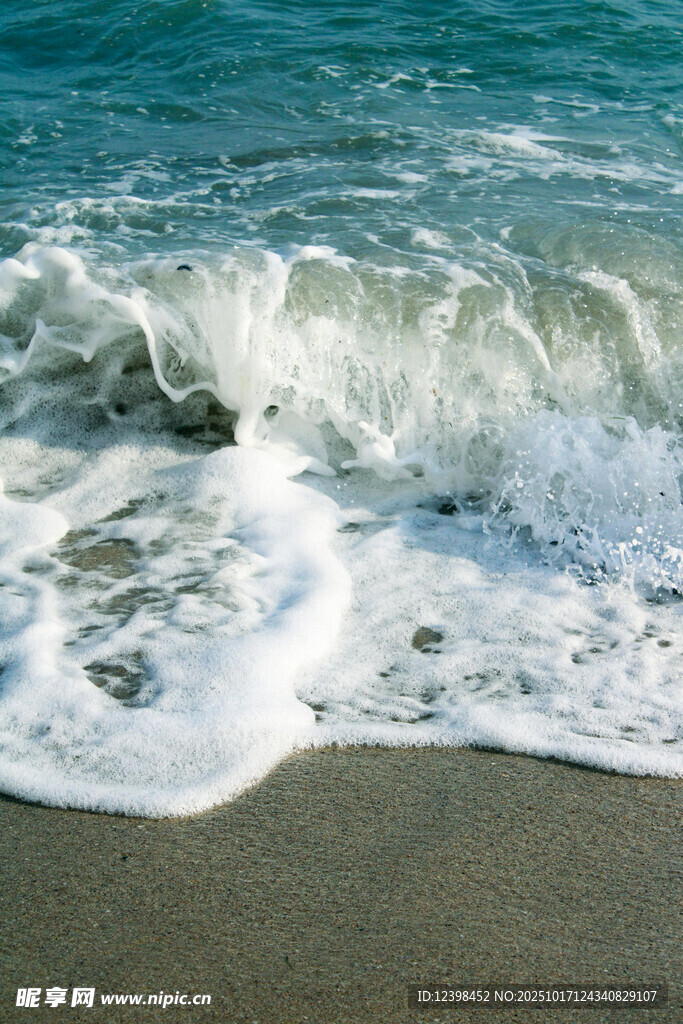 海浪拍打沙滩的美丽瞬间