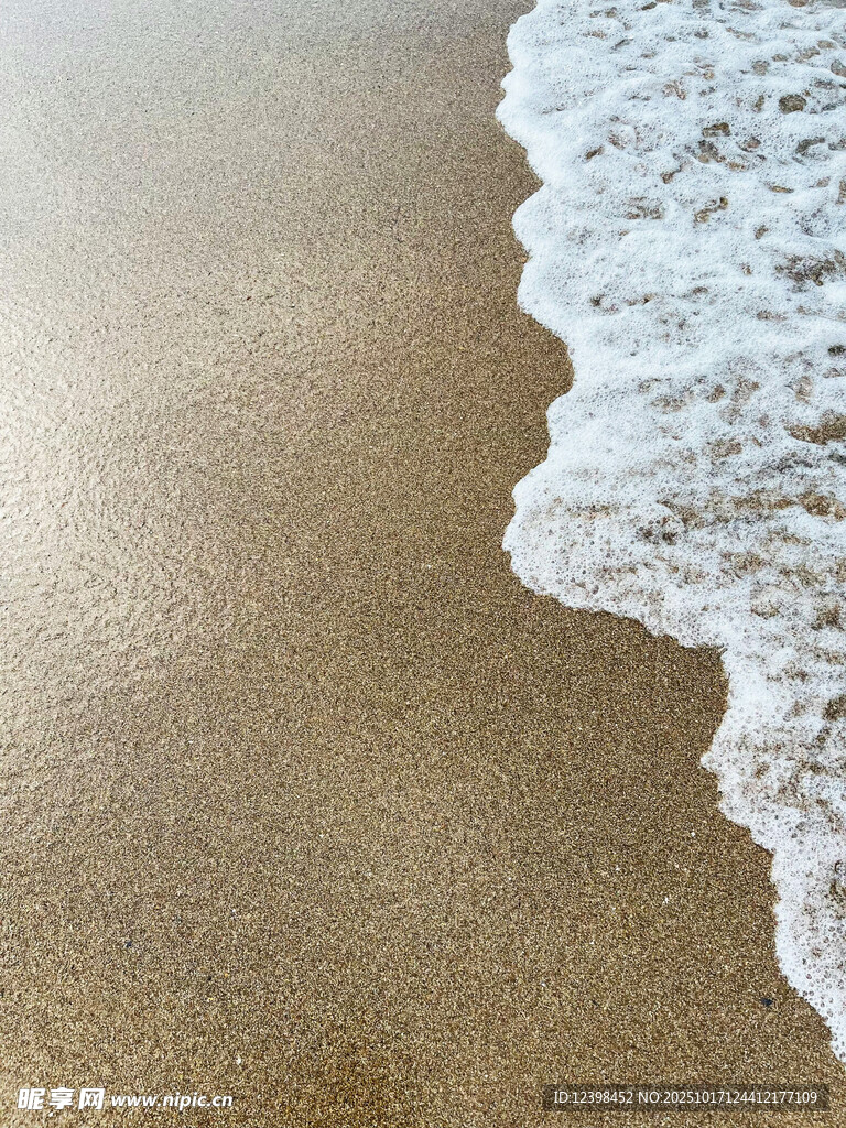 海浪轻吻沙滩的美丽瞬间