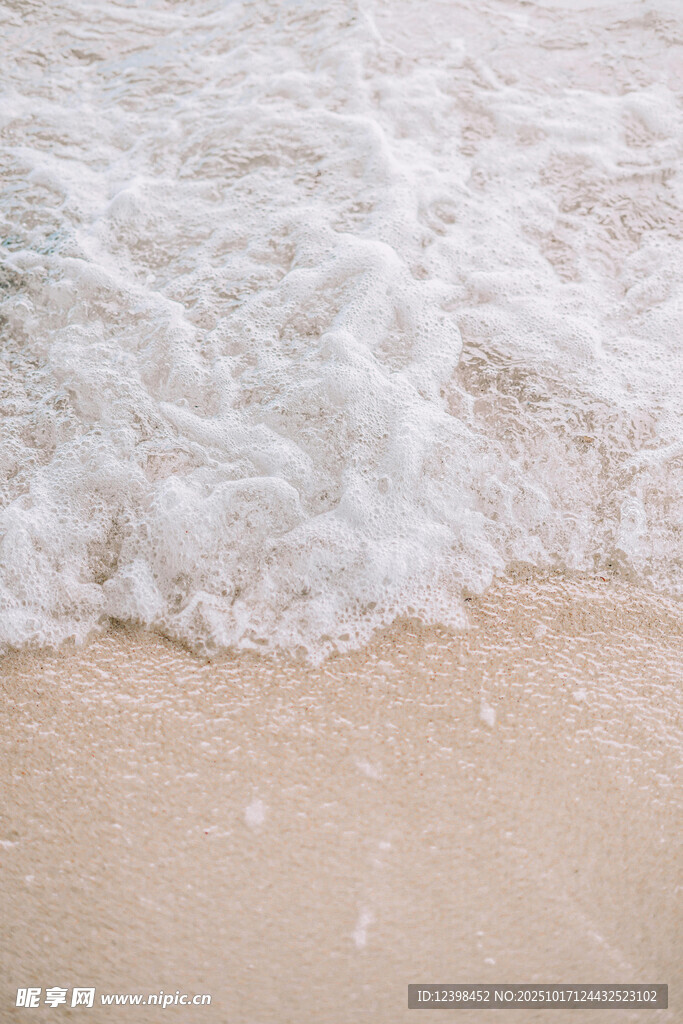 海浪轻拍沙滩