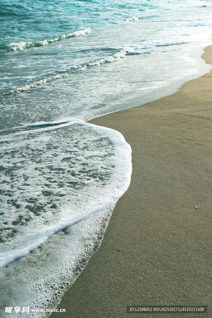 海浪轻吻沙滩的美丽瞬间