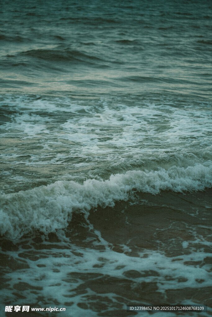海浪轻拍沙滩的静谧时刻