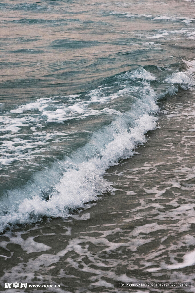 海边翻涌的白色浪花