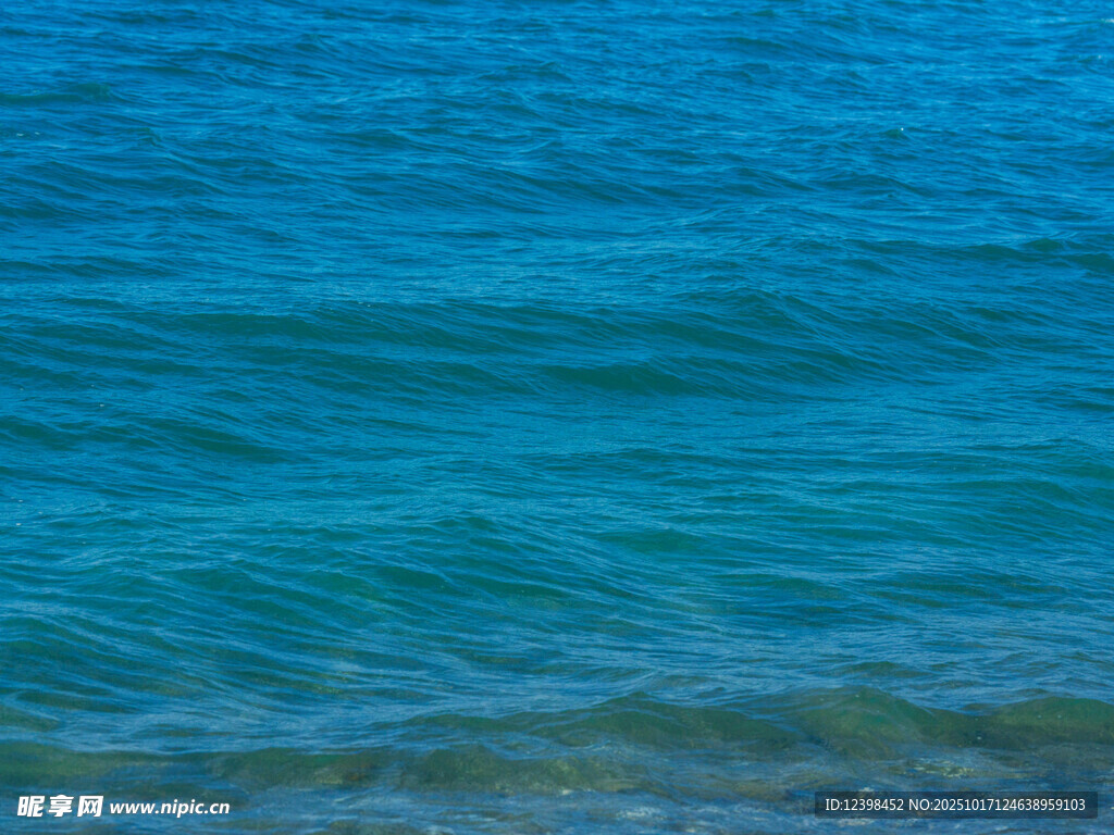蓝色海浪轻拍海岸