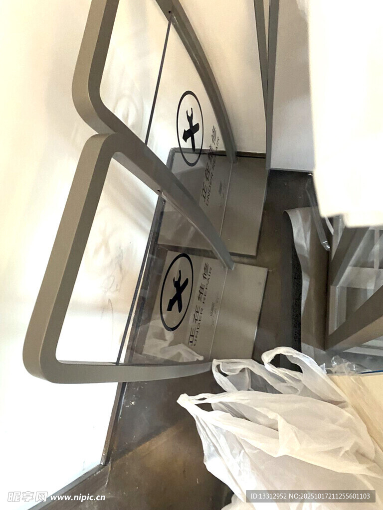 提示牌