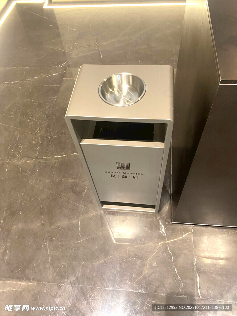 垃圾桶