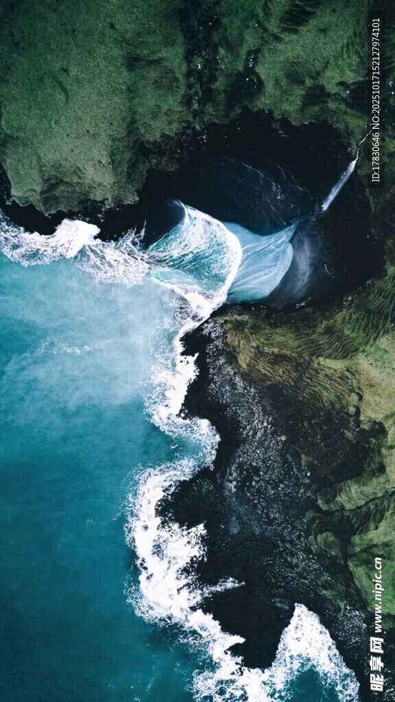 俯瞰蓝色海岸与白色浪花