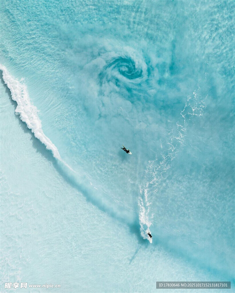 俯瞰碧海与航行船只