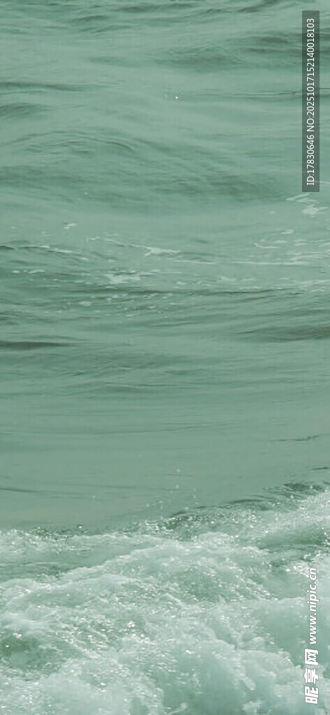 海浪翻涌的清新海面