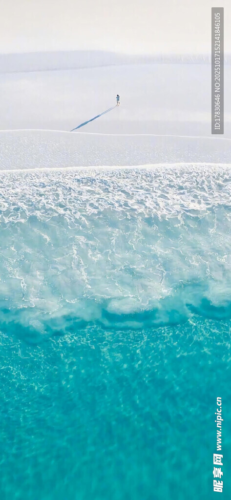 蔚蓝海浪上的孤舟