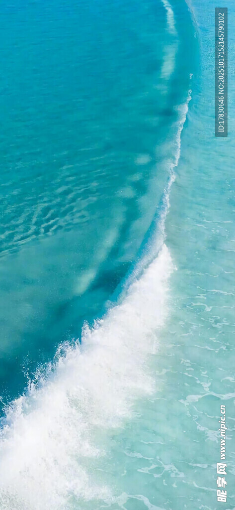 海浪翻涌的蓝色海洋