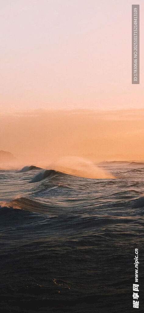 夕阳下的海浪美景