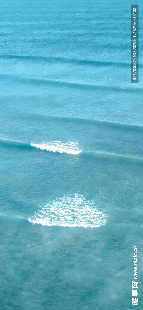 蓝色海面的白色浪花