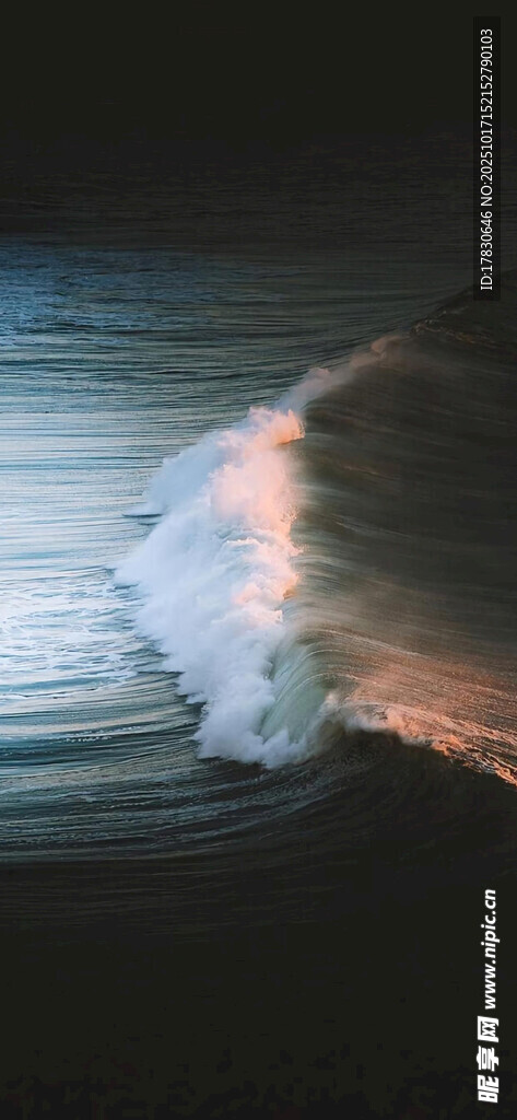海浪翻涌的壮丽瞬间