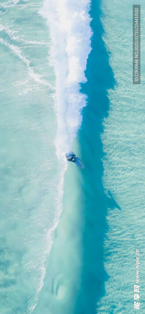 俯瞰碧海白浪中的孤舟