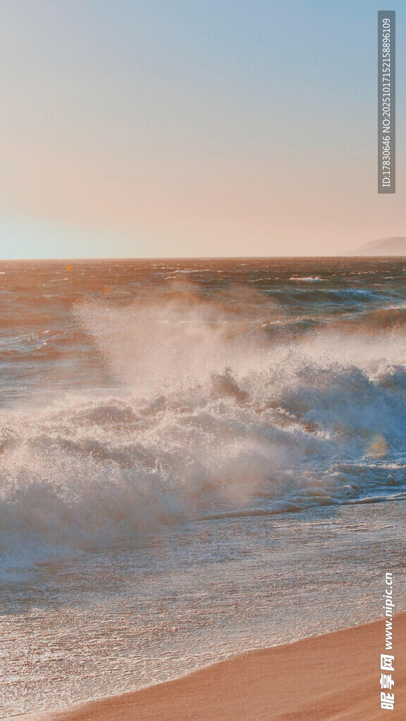 海边浪花拍打沙滩美景