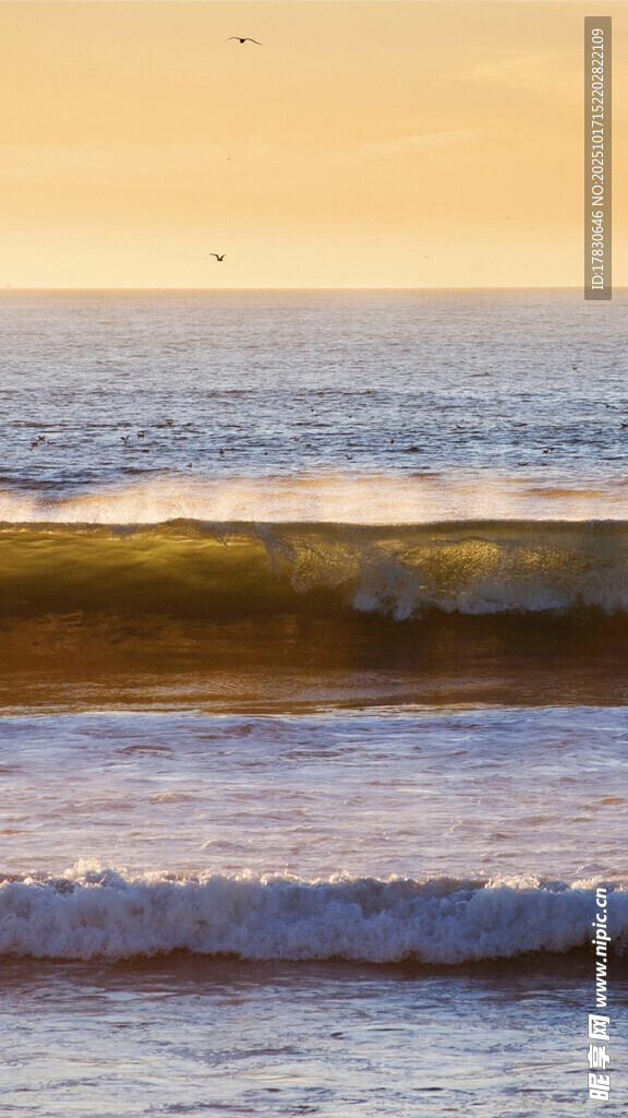 海边日落时的翻涌海浪
