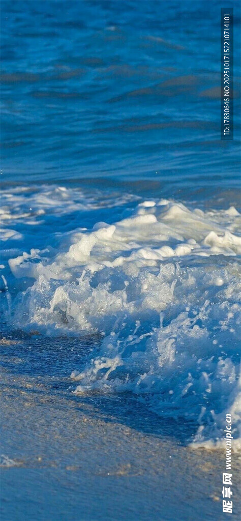 海边翻涌的白色浪花