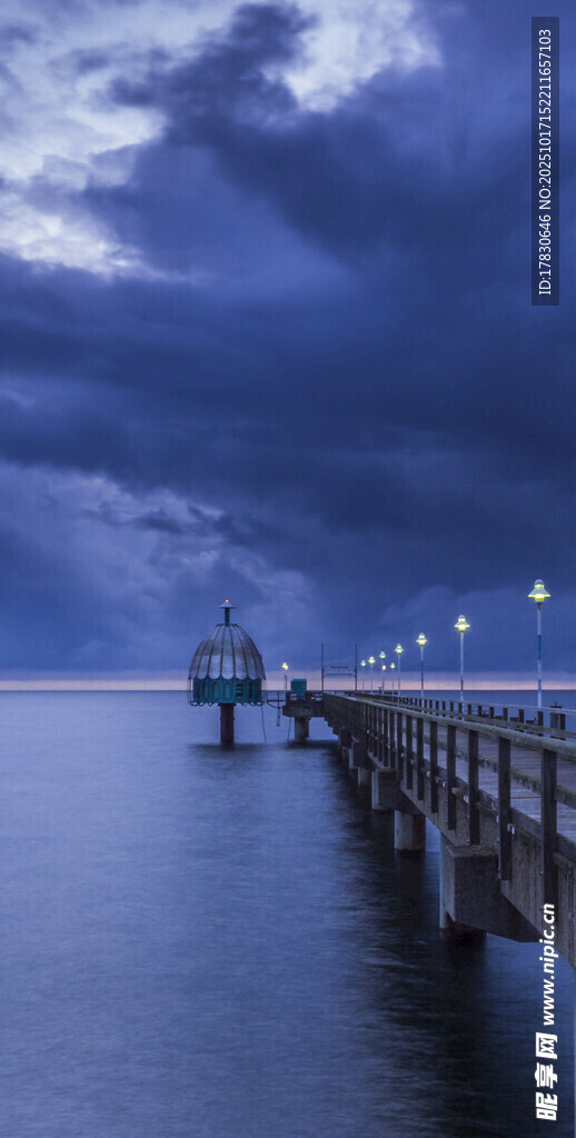 夜幕下的海边栈桥