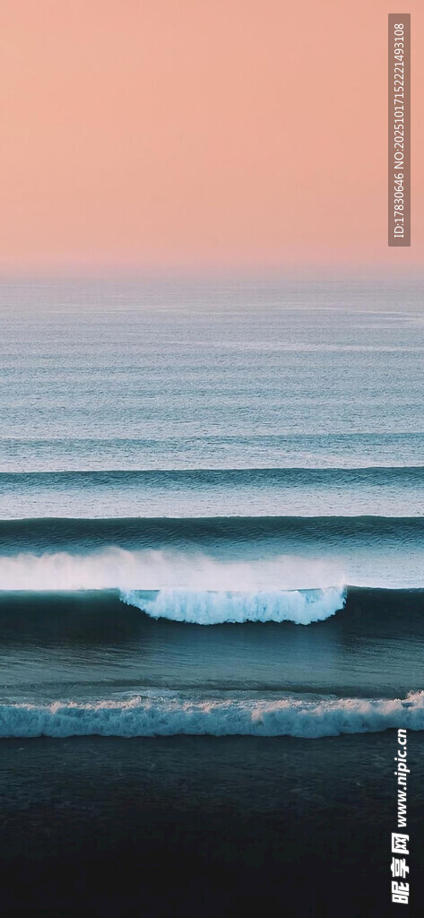 海边日落时的层叠海浪