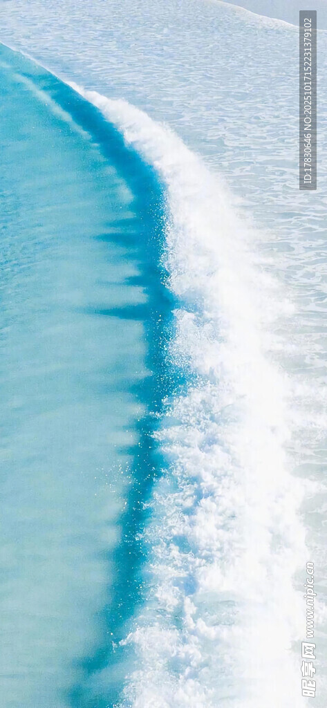蓝色海浪轻拍沙滩