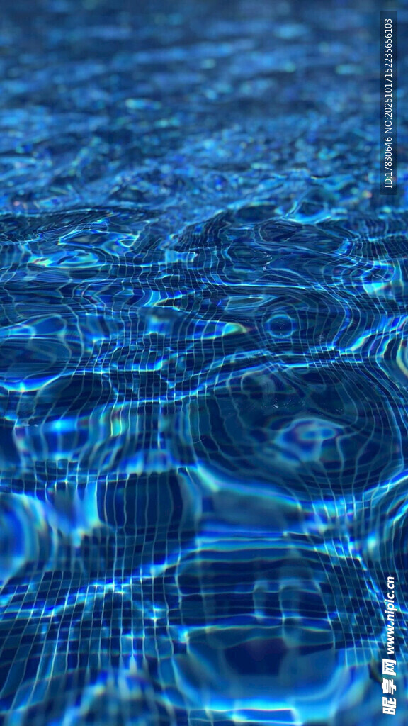 波光粼粼的蓝色水面