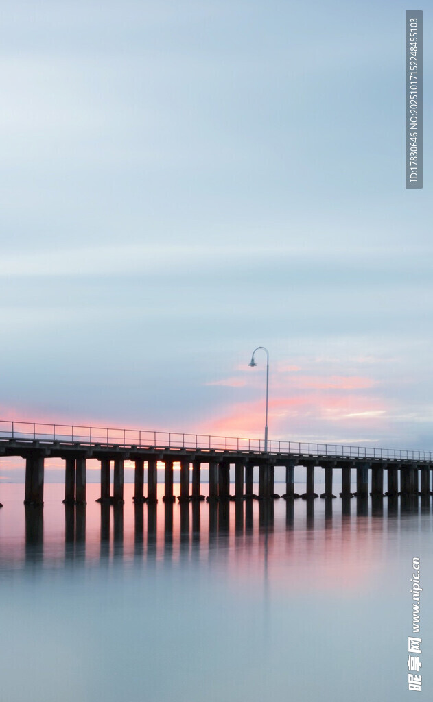 海边长桥映霞光美景