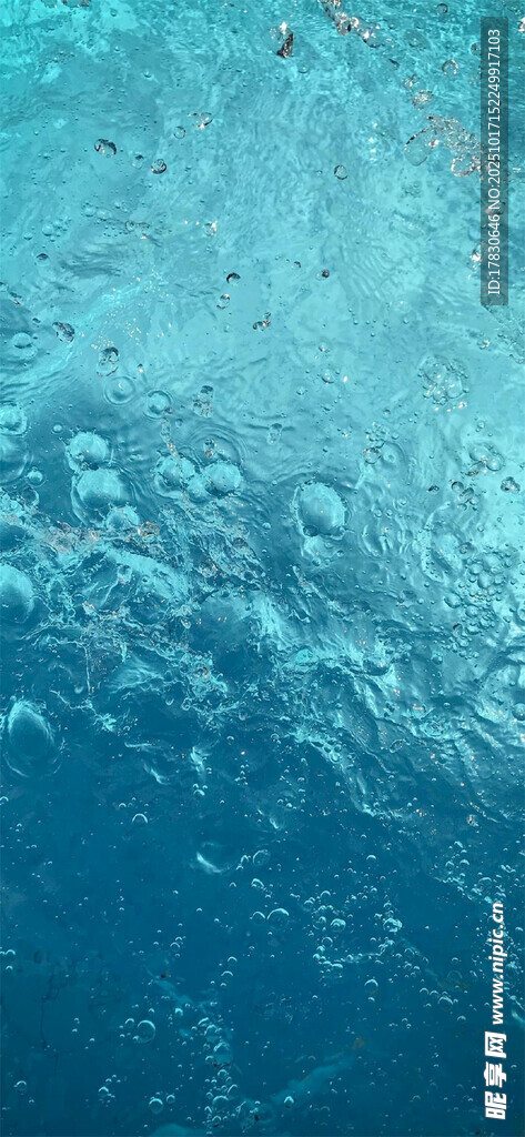 蓝色水底气泡景象