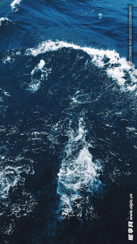 蓝色海洋中的白色浪花