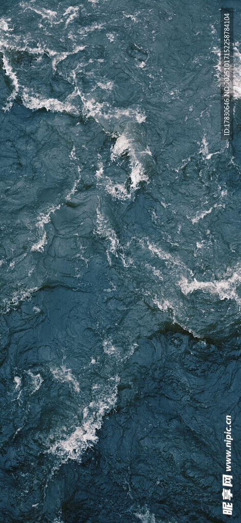 波涛汹涌的蓝色海洋