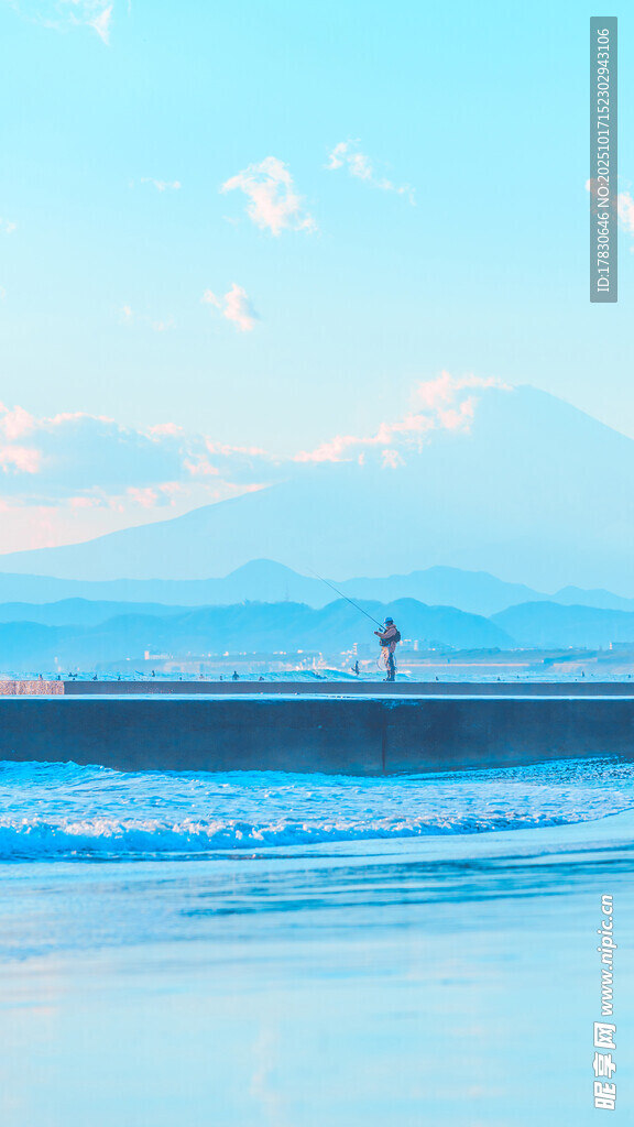 海边漫步远处山峦美景