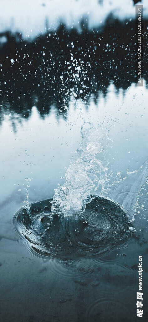 水滴入水瞬间的美妙景象