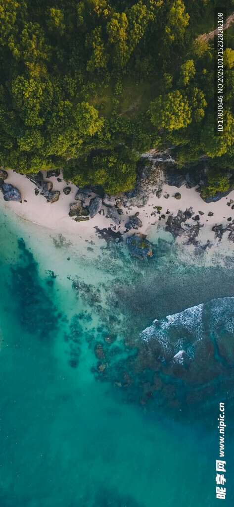 碧海蓝天间的壮美海浪