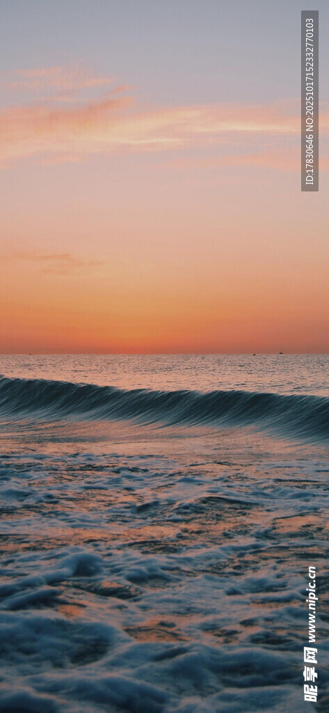 海边日落时的翻涌海浪