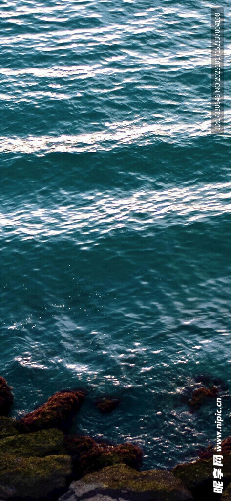 海边蓝波轻拍礁石