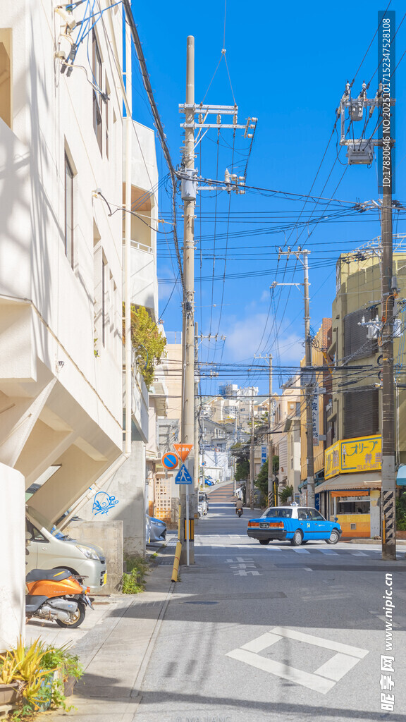 阳光照耀下的宁静街道