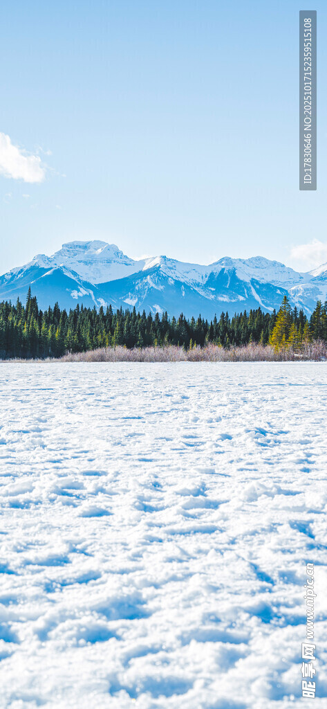 雪覆大地远处山峦美景