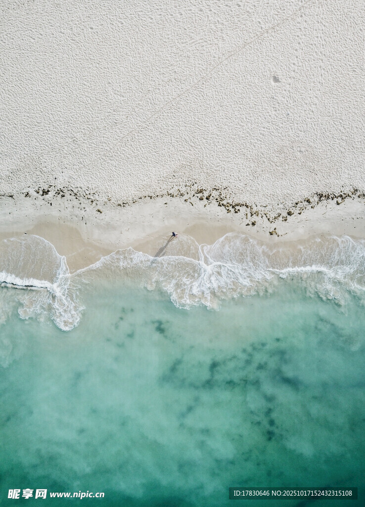 海浪轻吻沙滩的清新景致
