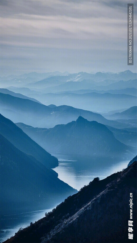 山峦叠嶂的壮美自然景观