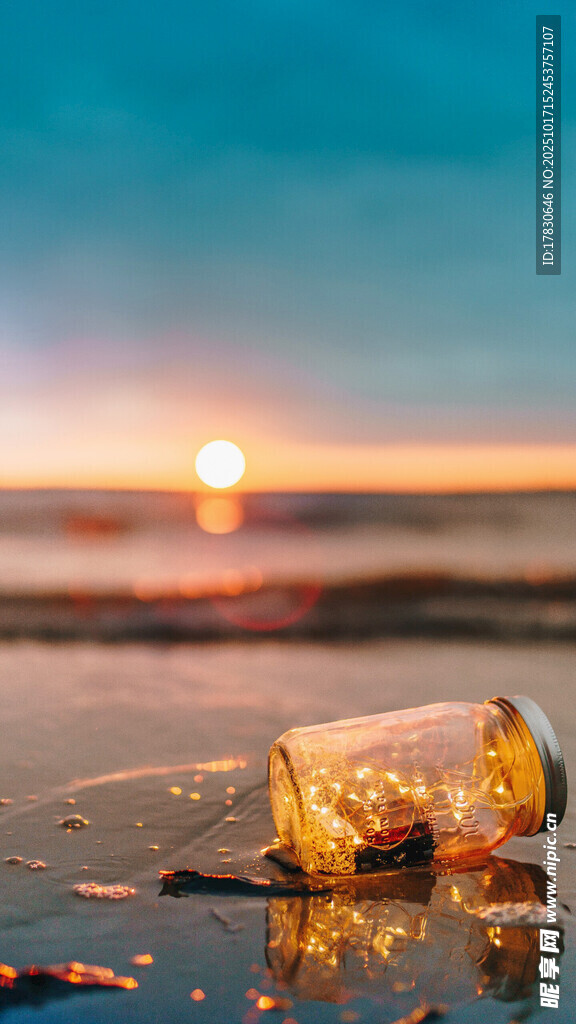 海边夕阳下的漂流瓶