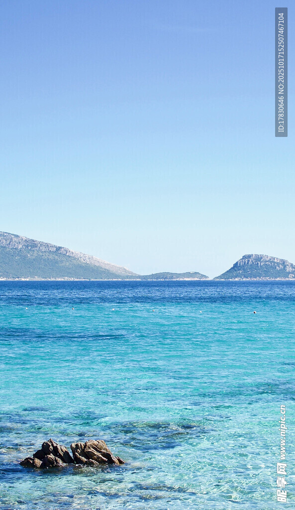 清澈蓝海边的美丽景致