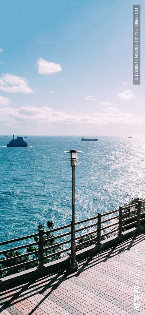 海边木质栈桥的美丽景致