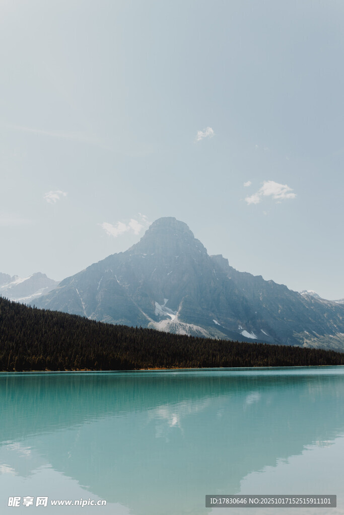 湖畔青山澄澈湖景如画