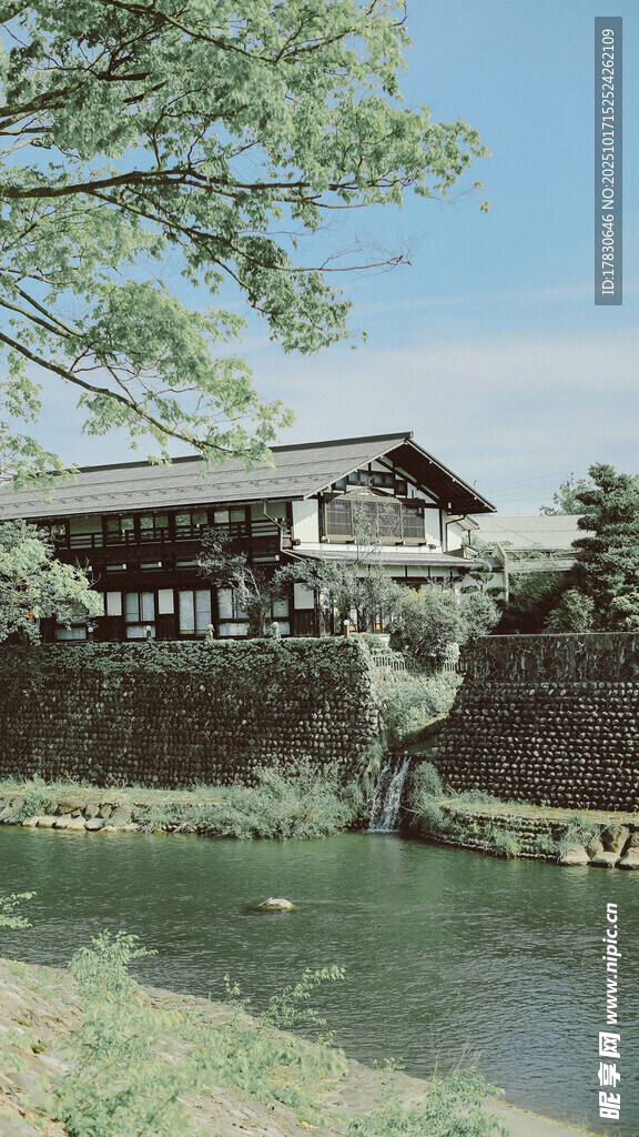 乡村水边古朴建筑风景