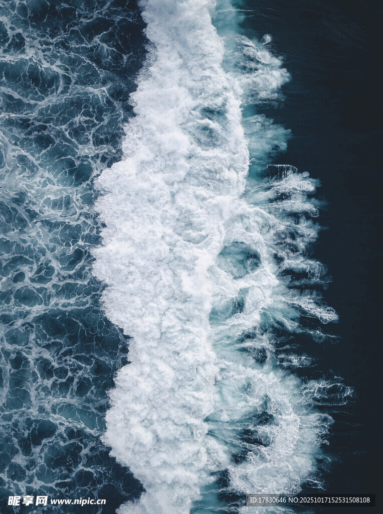 海浪翻涌的壮阔瞬间