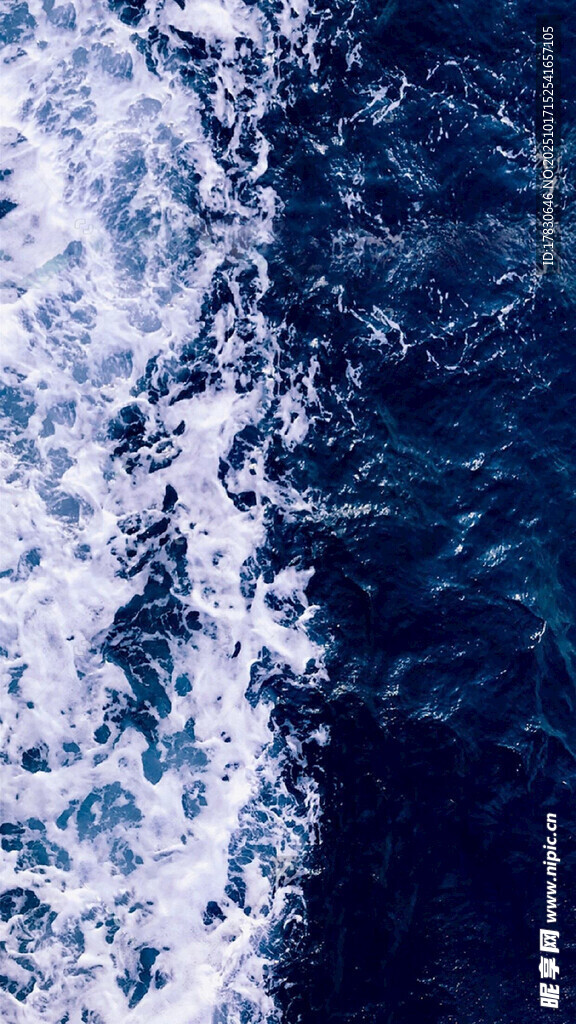 船行海面激起白色浪花