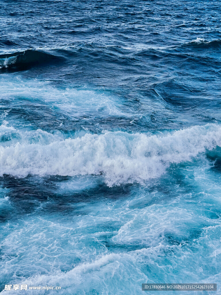 蓝色海洋中的翻涌波浪